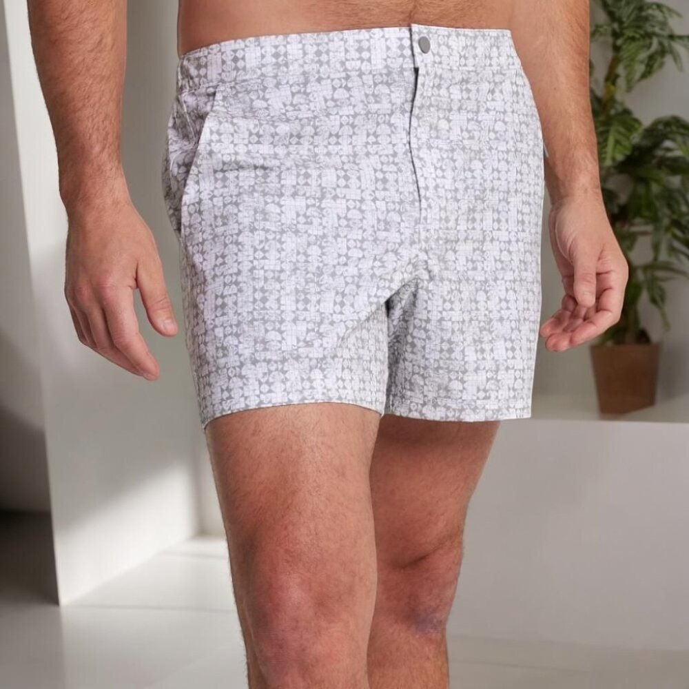 VRST Mens White/Silver Stamped Geo Flat Front 5” Resort Print Slim Fit Short NWT